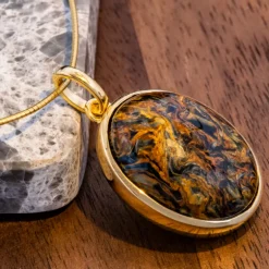 Goldener Pietersit -Silberanhänger