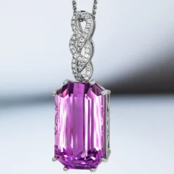 Patroke-Kunzit-Goldanhänger (AMAYANI)