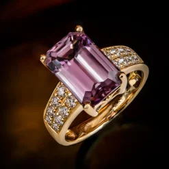 Pinkfarbener Diaspor-Goldring (AMAYANI)