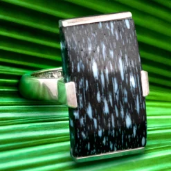 Versteinertes Jambi-Palmenholz-Silberring (Bali Barong)